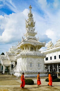 Mönche im Weißen Tempel in Chiang Rai